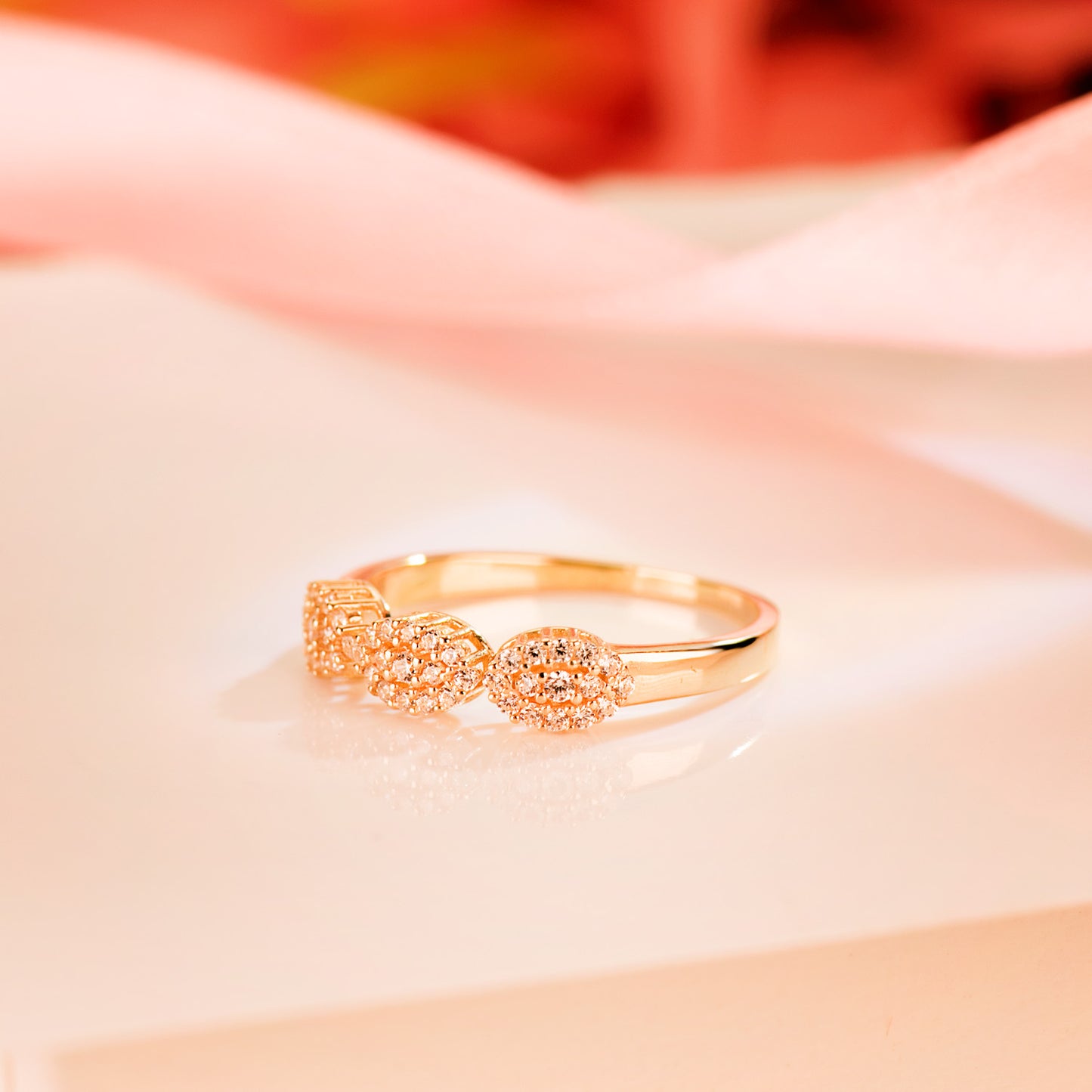 18K SORTIJA ORO AMARILLO 3 CUAJOS OVALES CIRCONITAS. ANCHO: 4MM