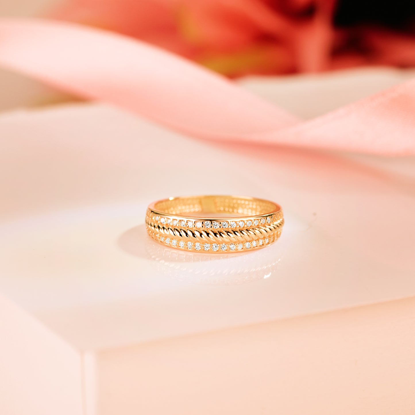 18K SORTIJA ORO AMARILLO BANDAS PAVE CON CIRCONITAS. ANCHO: 4,5MM