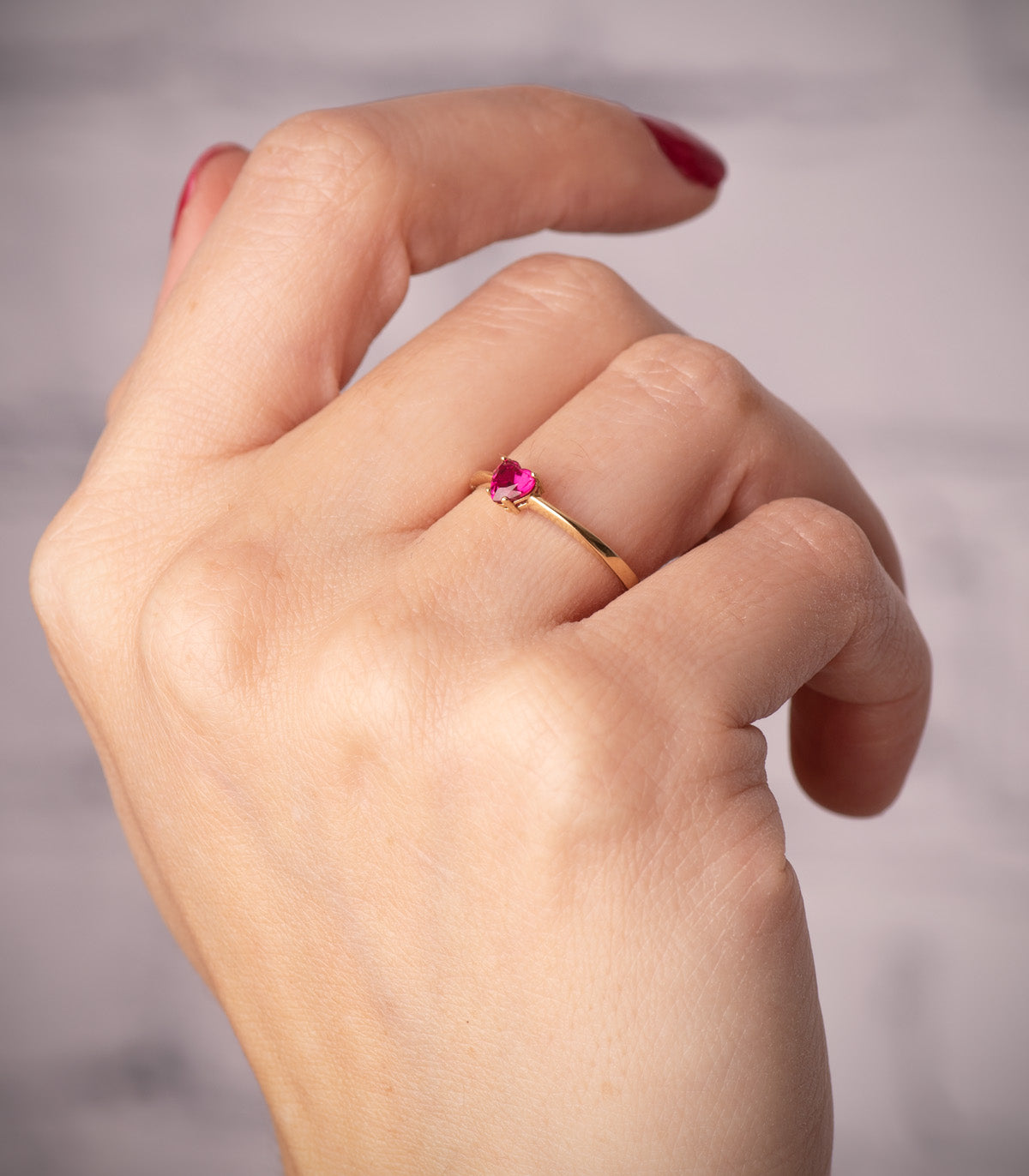 18K SORTIJA ORO AMARILLO CORINDON RECONSTRUIDO CORAZON RUBI 4X4 MM CON 4 GARRAS