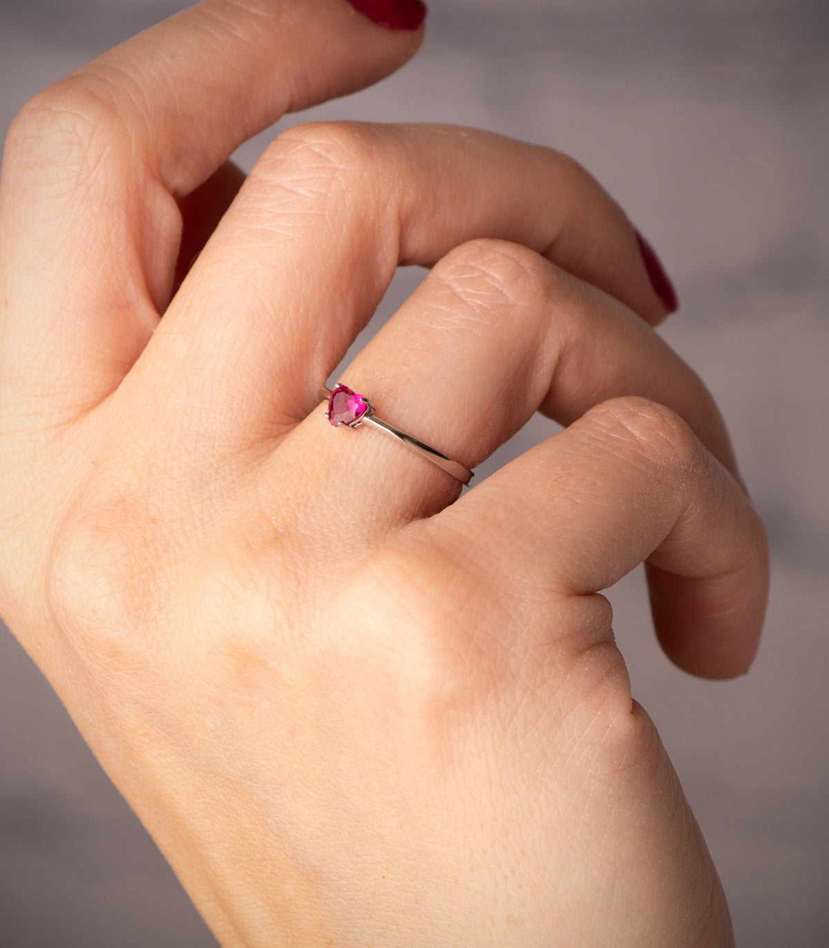 18K SORTIJA ORO BLANCO CORINDON RECONSTRUIDO CORAZON RUBI 4X4 MM CON 4 GARRAS