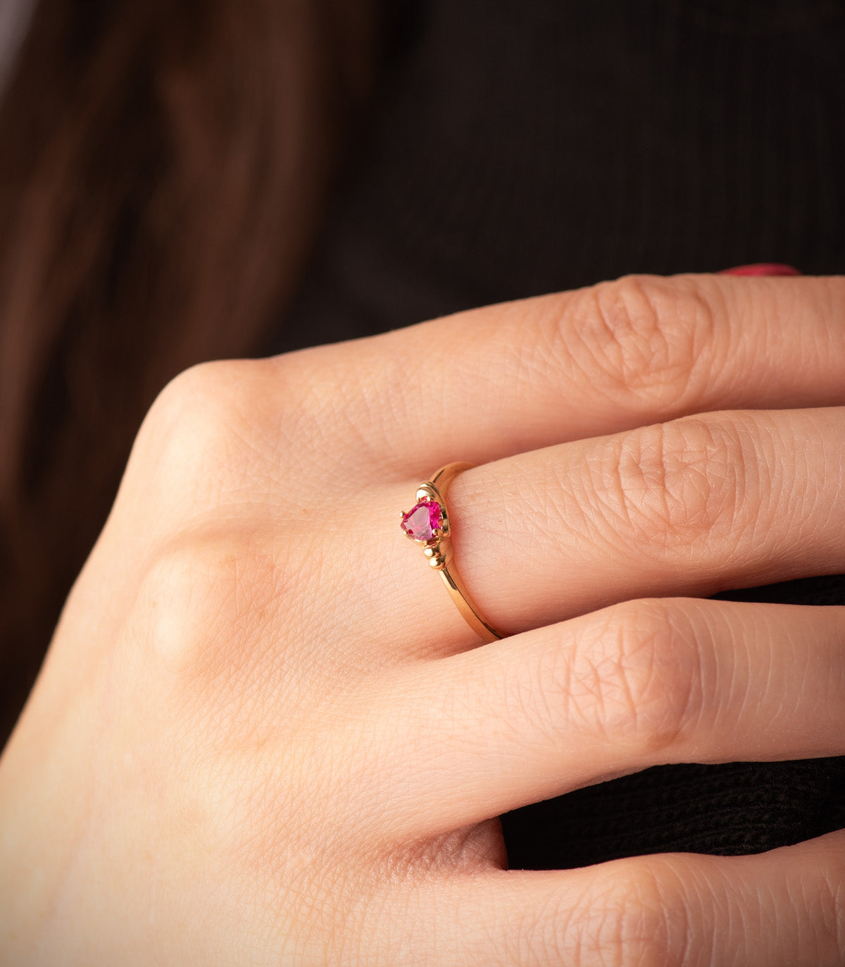 18K SORTIJA ORO AMARILLO CORINDON RECONSTRUIDO CORAZON RUBI 4X4 MM CON GALLONES.