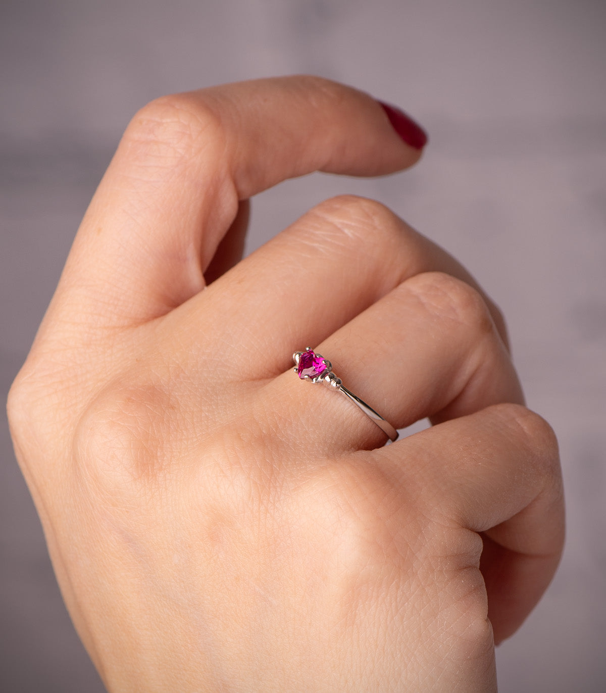 18K SORTIJA ORO BLANCO CORINDON RECONSTRUIDO CORAZON RUBI 4X4 MM CON GALLONES.