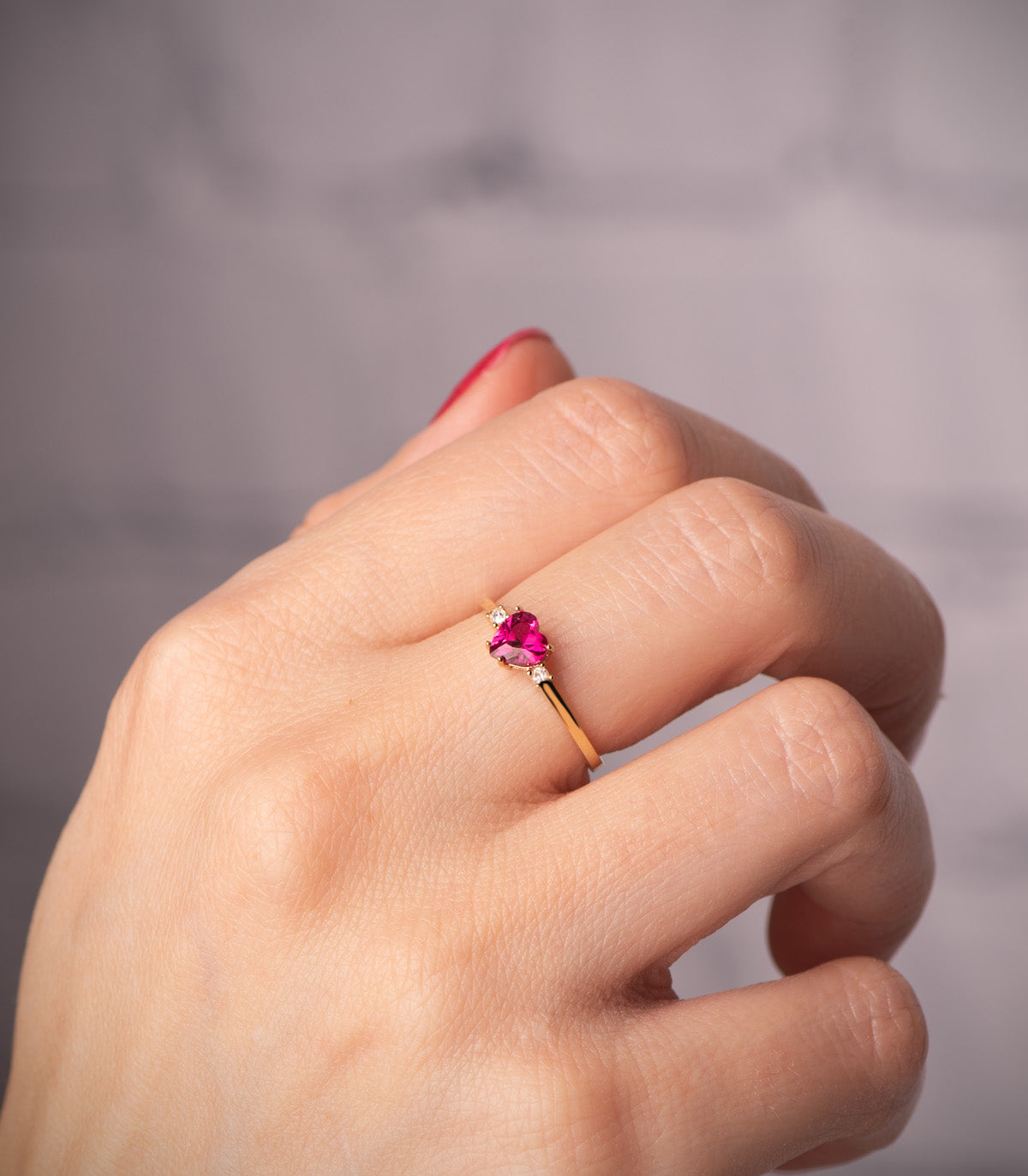 18K SORTIJA ORO AMARILLO CORINDON RECONSTRUIDO CORAZON RUBI 5X5 MM CON CIRCONITAS