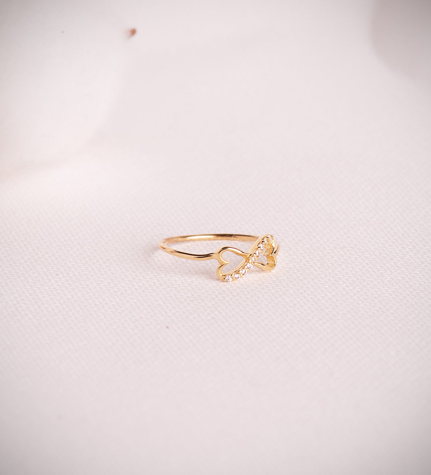 18K SORTIJA ORO AMARILLO CORAZONES CALADOS UNIDOS CON CIRCONITAS. ANCHO: 6 MM C. AMOR