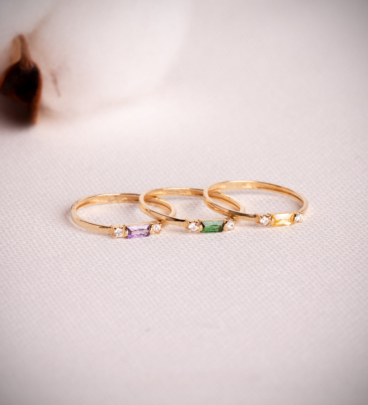 Sortija Citrino Natural 4 x 2 mm y Circonitas. Ancho: 2 mm de oro amarillo 18K