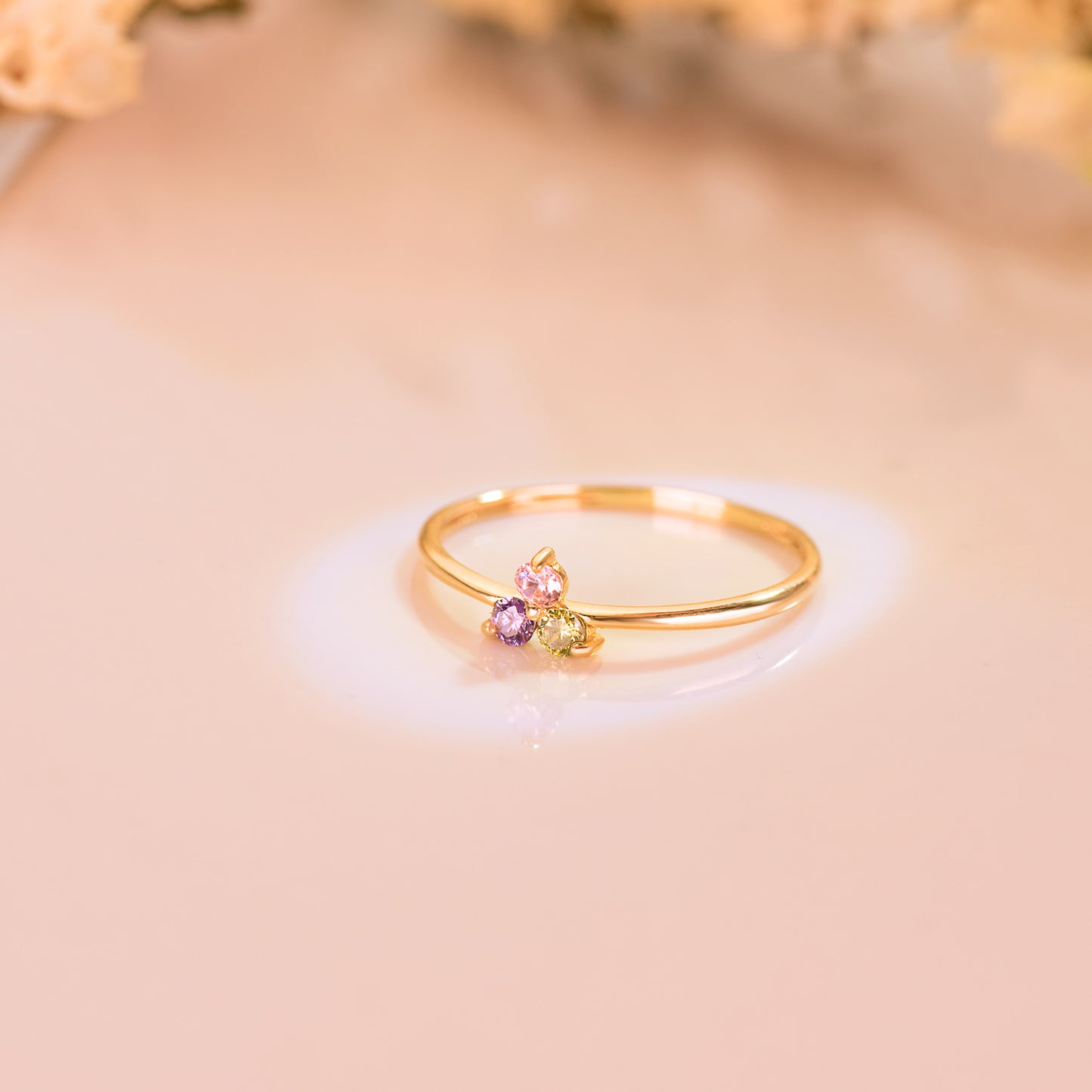 18K SORTIJA ORO AMARILLO TRIANGULO CON CIRCONITAS COLORES. ANCHO: 2,5 MM