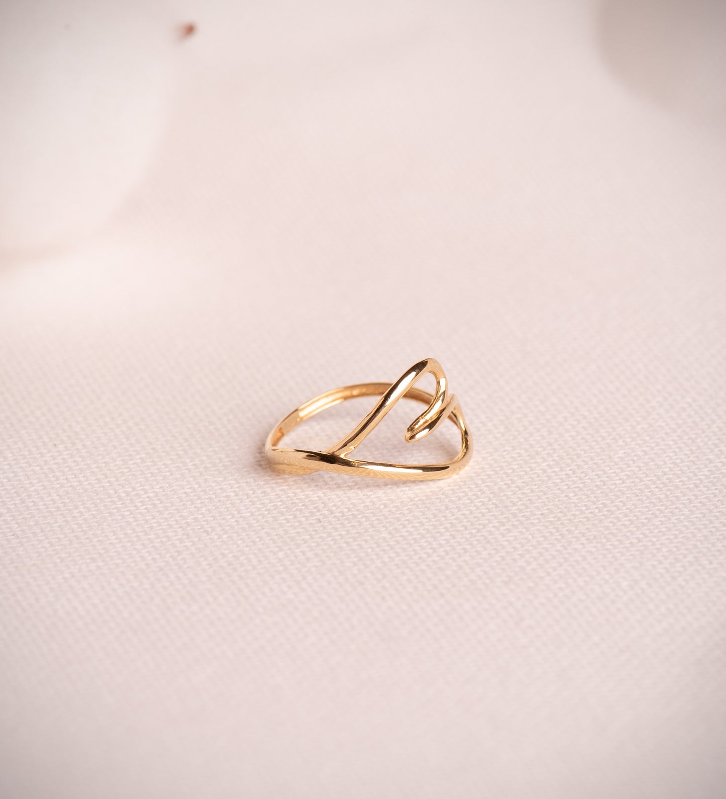 18K SORTIJA ORO AMARILLO CORAZON CRUZADO EN BRILLO. ANCHO: 12 MM