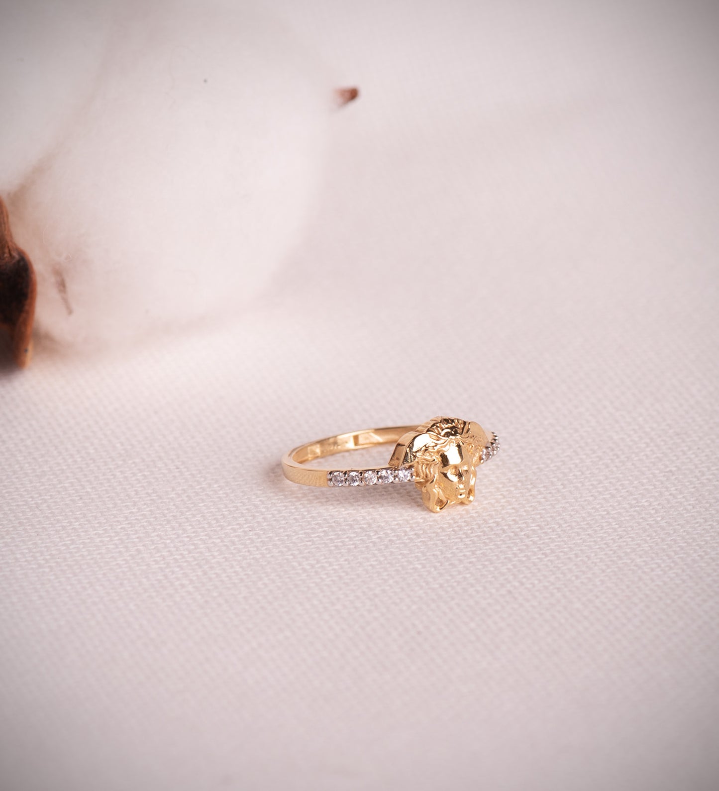 18K SORTIJA ORO BICOLOR CON MEDUSA Y CIRCONITAS. MEDIDA: 10 X 8 MM