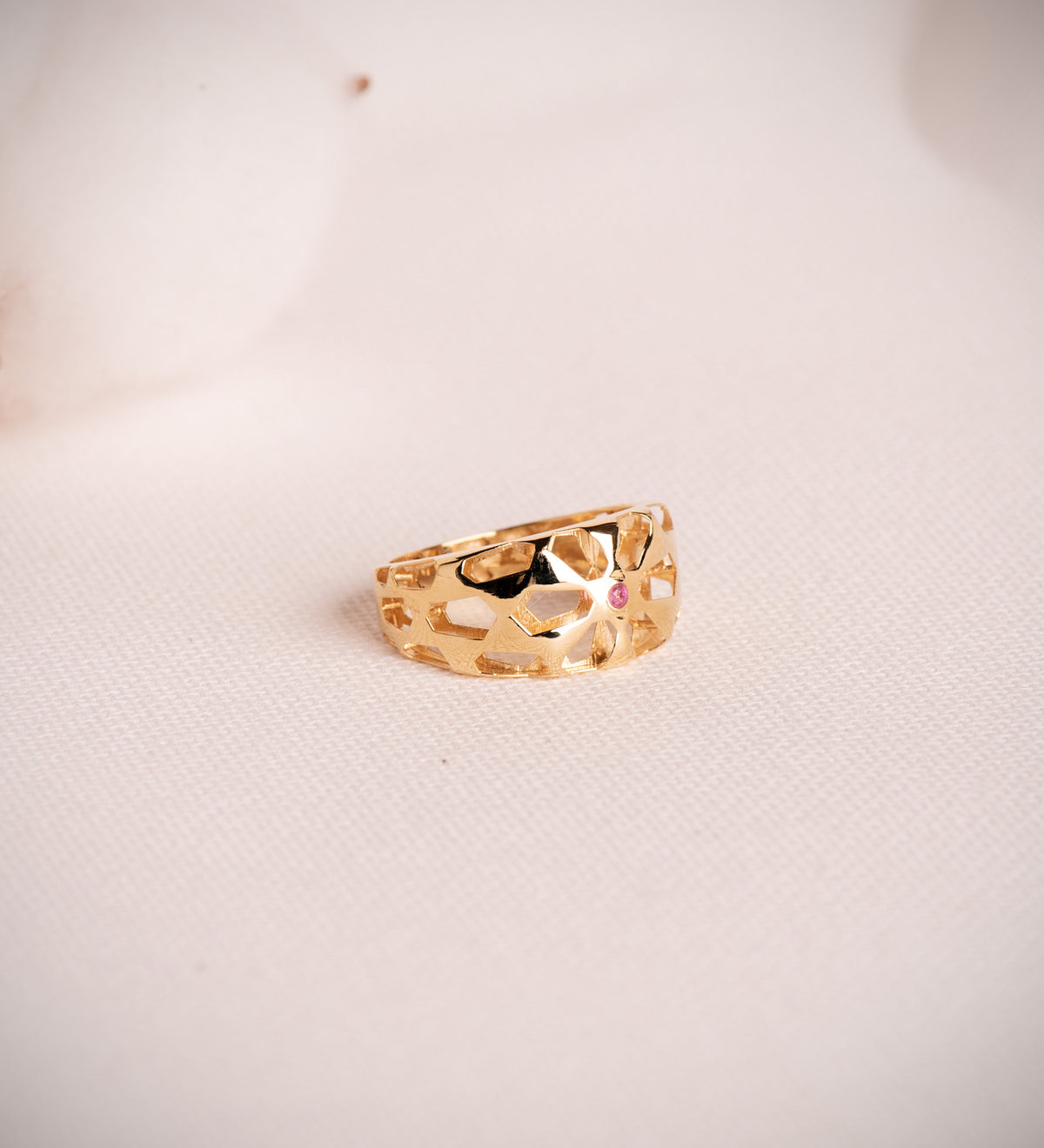 Sortija Filigrana Calada y Rubí Natural. Ancho: 10 mm de oro amarillo 18K