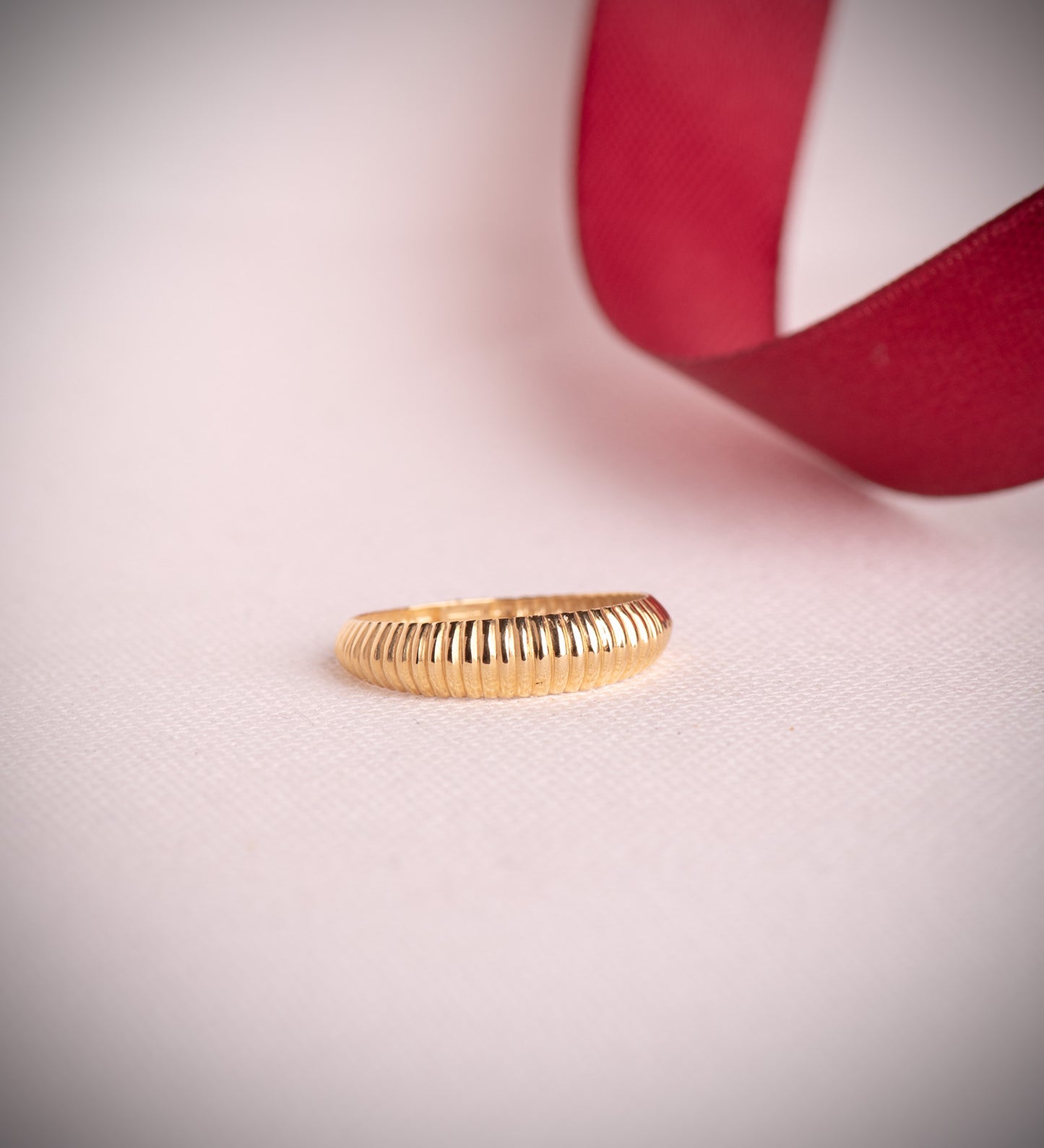 Sortija Lisa Gallones en Disminucion. Ancho: 5 mm de oro amarillo 18K