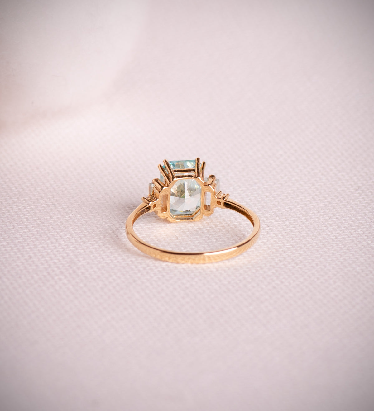 Sortija Piedra Octogonal 8 x 6 mm Ice Cut y Barretas Topacio Natural 4 x 2 mm de oro amarillo 18K