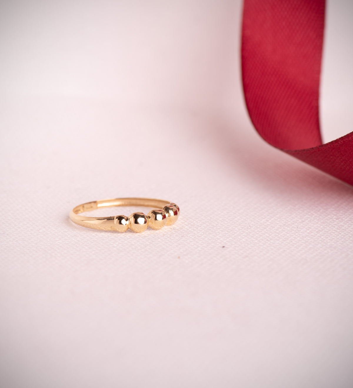 Sortija con Cinco Bolas en Disminucion. Ancho: 4 mm de oro amarillo 18K