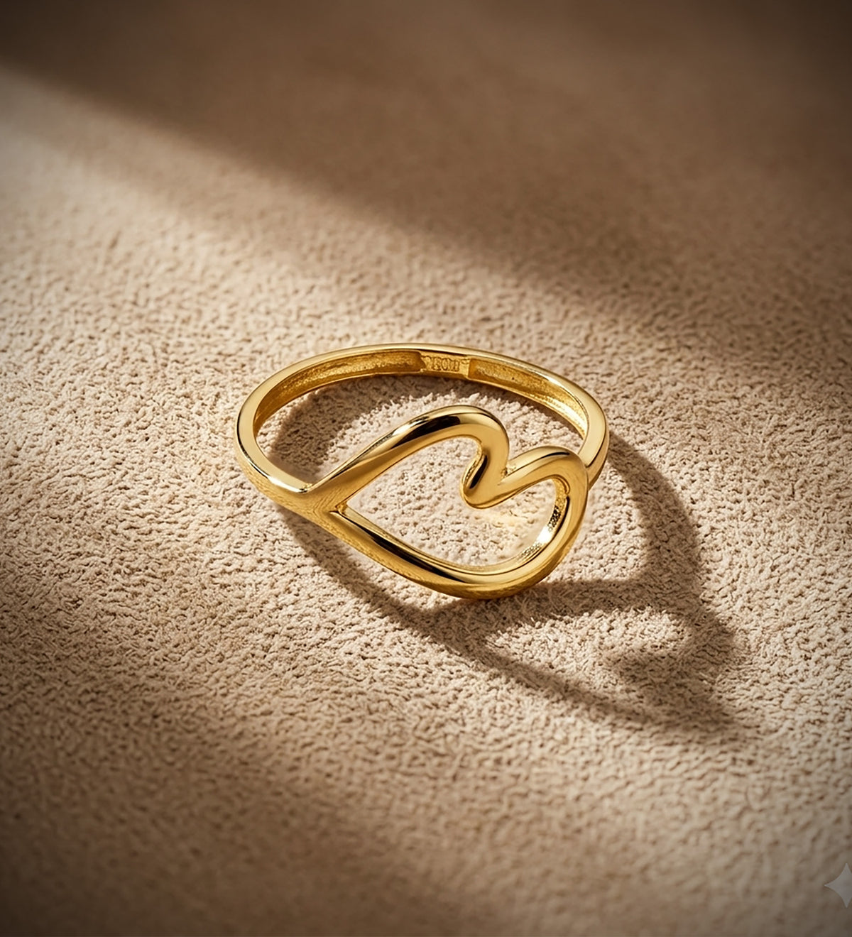 Sortija Corazon Liso en Brillo. Ancho: 12 mm de oro amarillo 18K