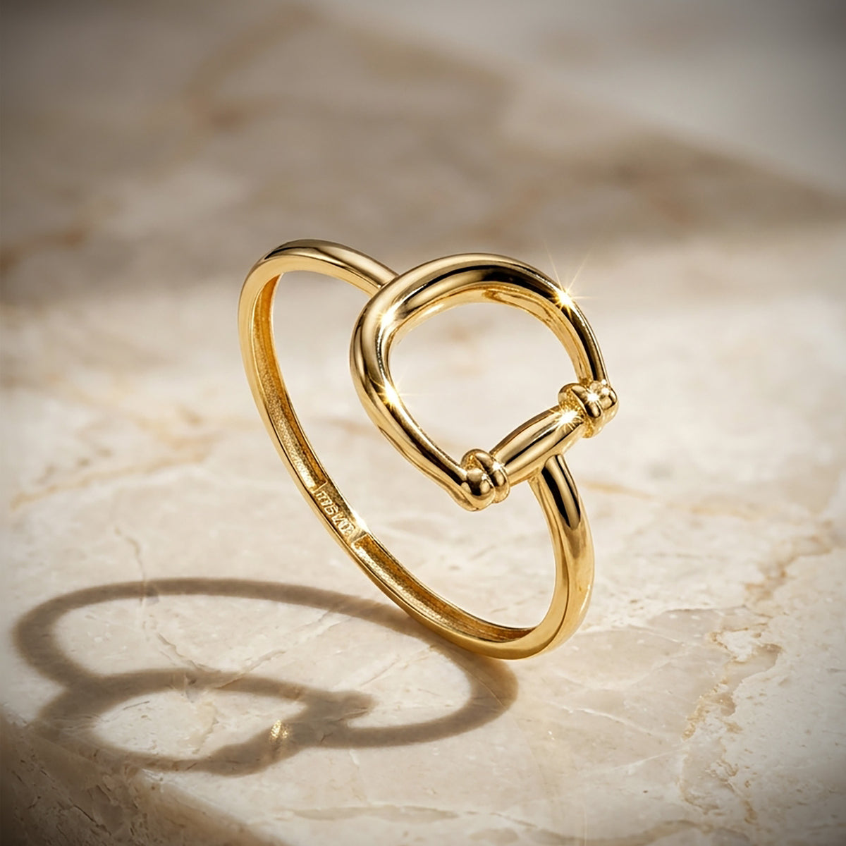 Sortija Estribo Liso en Brillo. Ancho: 10 mm de oro amarillo 18K