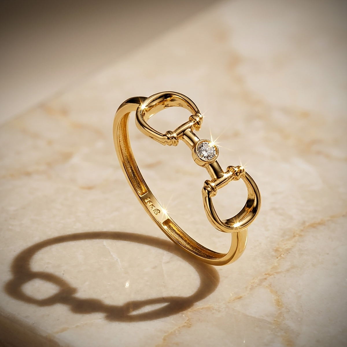 Sortija Dos Estribos con circonita en Bocel. Ancho: 6 mm de oro amarillo 18K