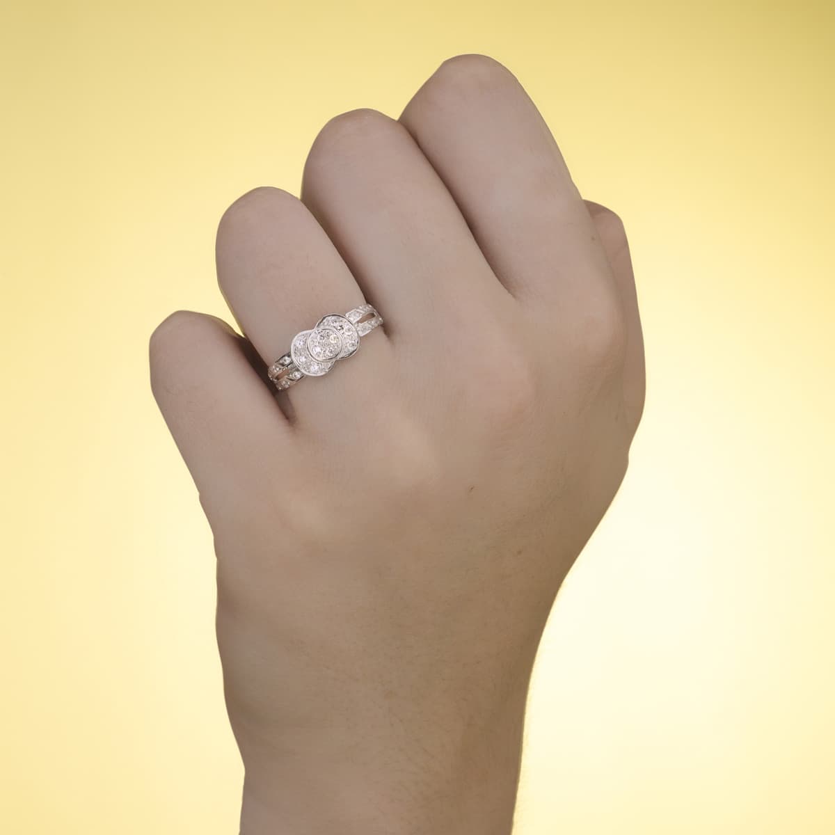 Sortija Motivo con Circonitas. Ancho 7,5 mm de oro blanco 18K