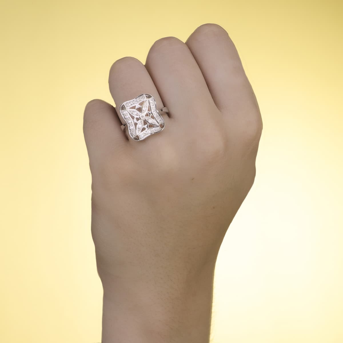 18K SORTIJA ORO BLANCO MOTIVO LANZADERA 17 X 15,5 MM CON CIRCONITAS. ANCHO: 17 MM