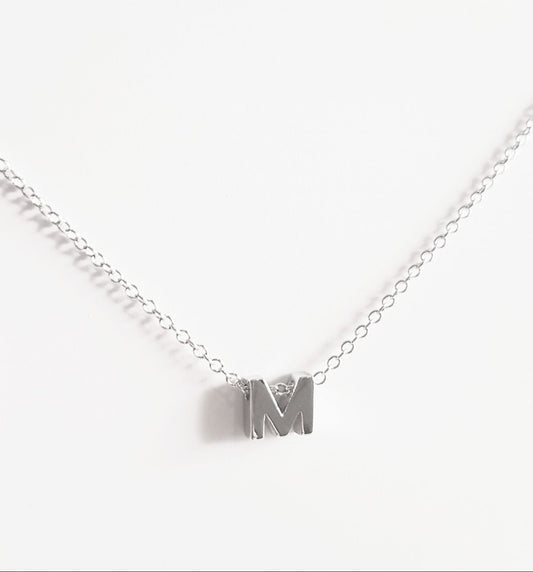 Collar inicial M de plata de ley
