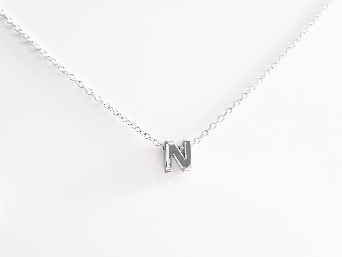 Collar inicial N de plata de ley