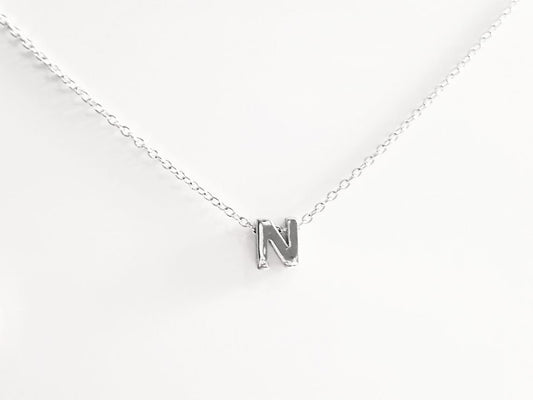 Collar inicial N de plata de ley