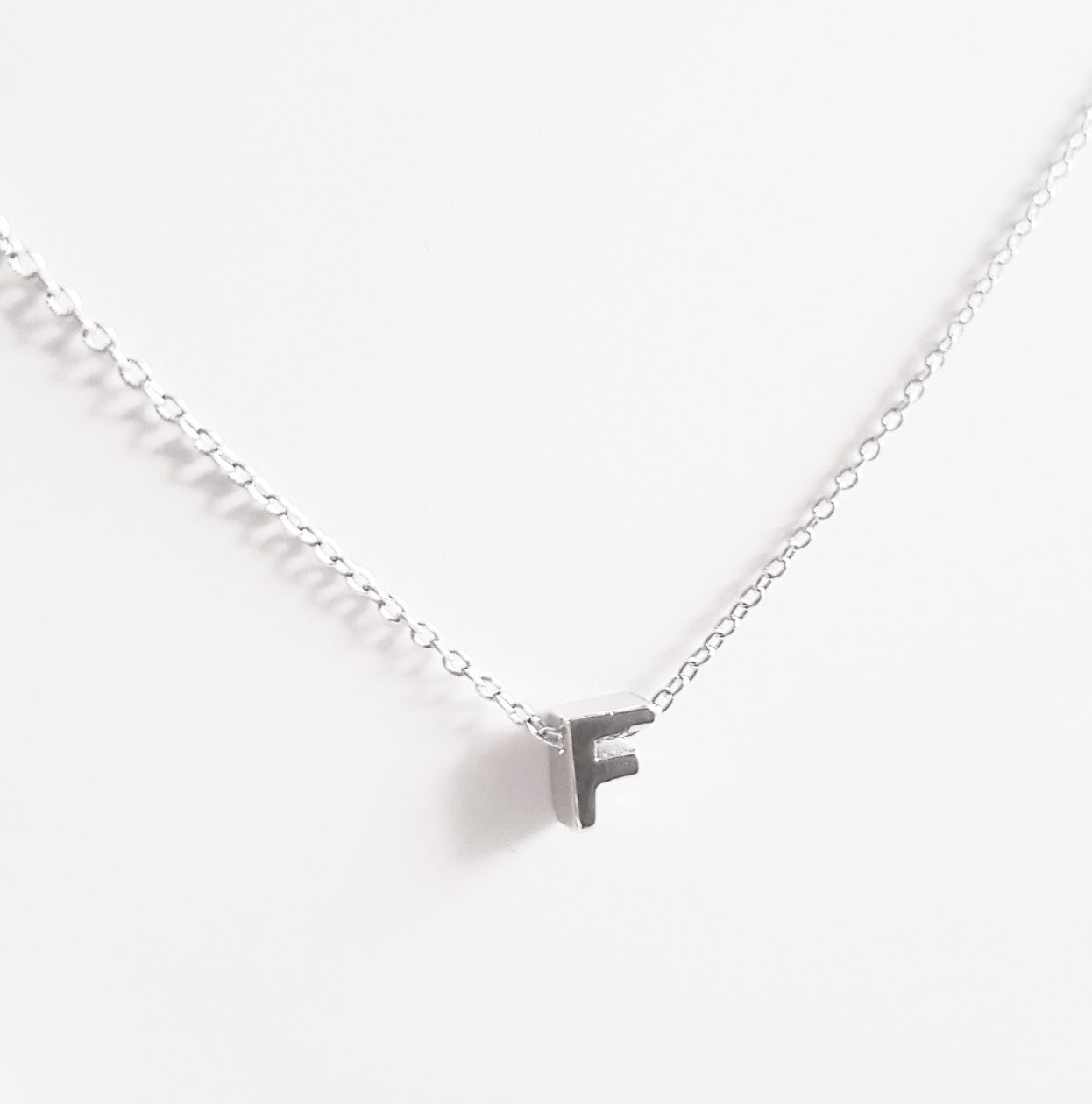 Collar inicial F de plata de ley