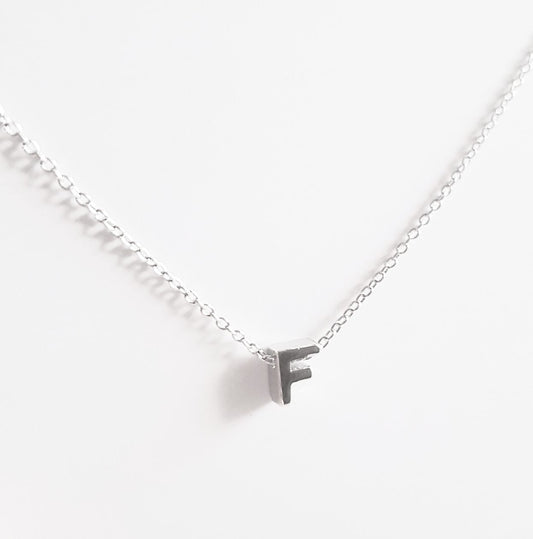 Collar inicial F de plata de ley