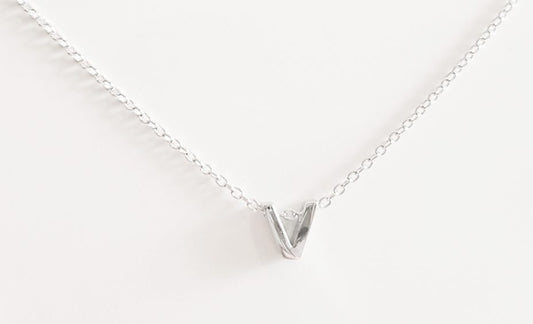 Collar inicial V de plata de ley