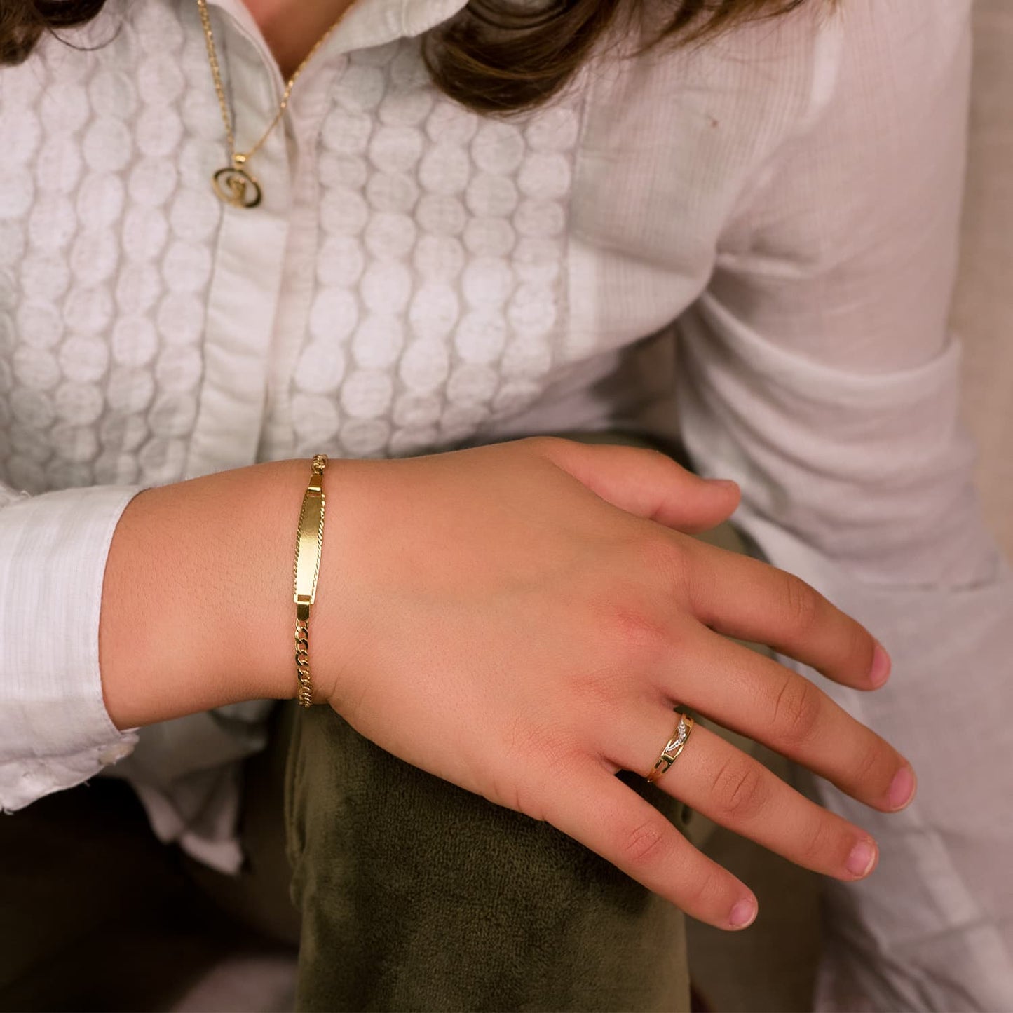 18K SORTIJA ORO BICOLOR CALADA CON CIRCONITAS. ANCHO: 3,5 MM