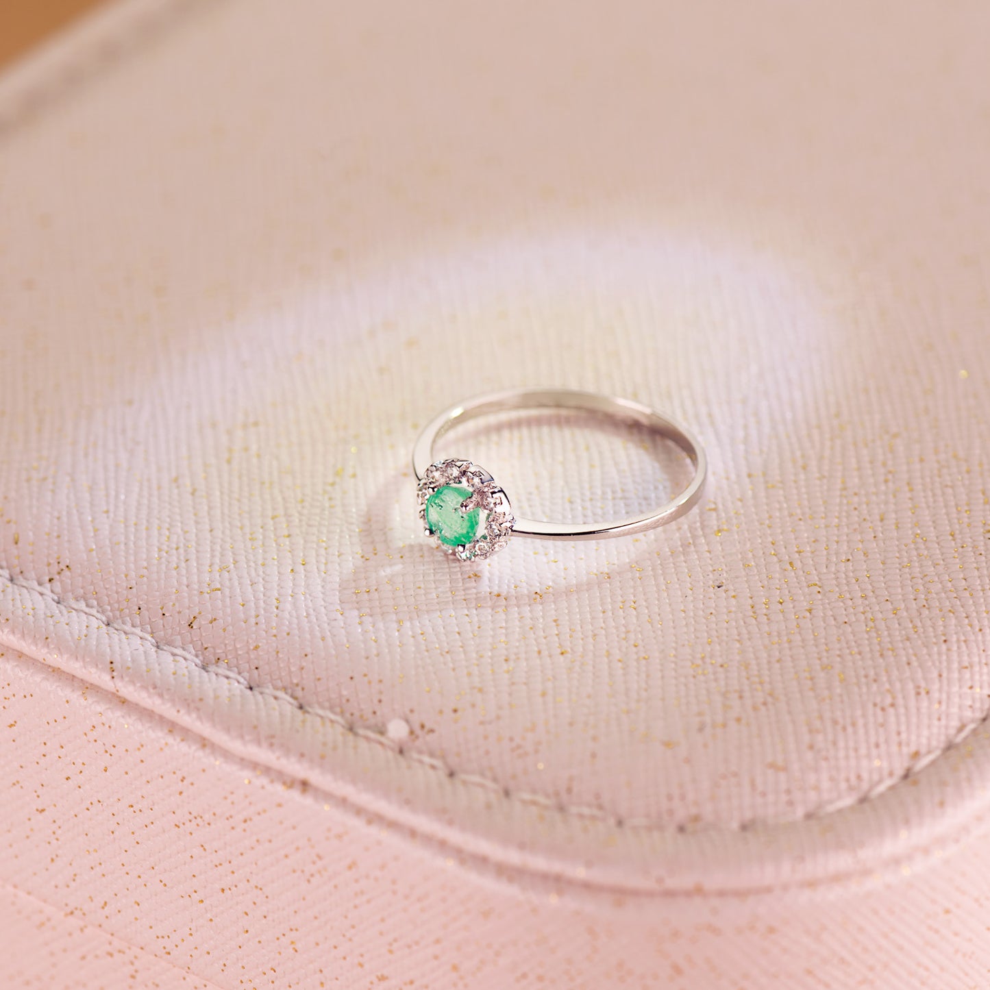 18K SORTIJA ORO BLANCO CON ESMERALDA 4MM Y 0,26 QTES Y CIRCONITAS. CUAJO 7 X 7 M