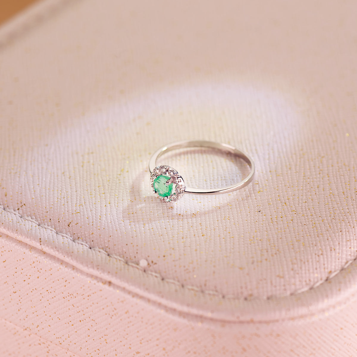 Sortija con Esmeralda 4 mm y 0,26 Qtes y Circonitas. Cuajo 7 X 7 M de oro blanco 18K