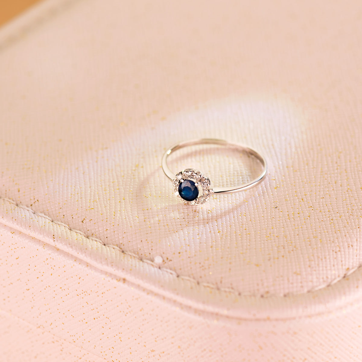 Sortija con Zafiro 4 mm y 0,26 Qtes y Circonitas. Cuajo 7 X 7 M de oro blanco 18K
