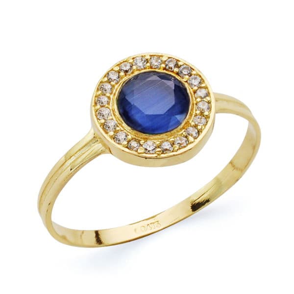 Sortija Motivo Redondo con Circonita Azul y Blancas. Ancho: 9 mm de oro amarillo 18K