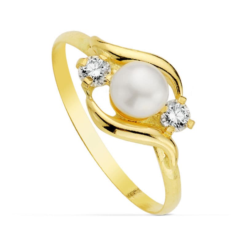 Sortija Motivo con Perla 4,5 mm y Circonitas. Ancho: 8 mm de oro amarillo 18K