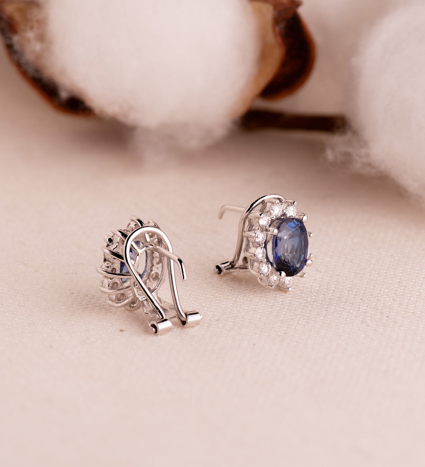 18K PENDIENTES ORO BLANCO 24 DIAMANTES LABORATORIO 0,84 QTS VS2-G Y ZAFIRO DIFUSION 8X6 MM 3,26 QTS CIERRE OMEGA 12,5X11 MM