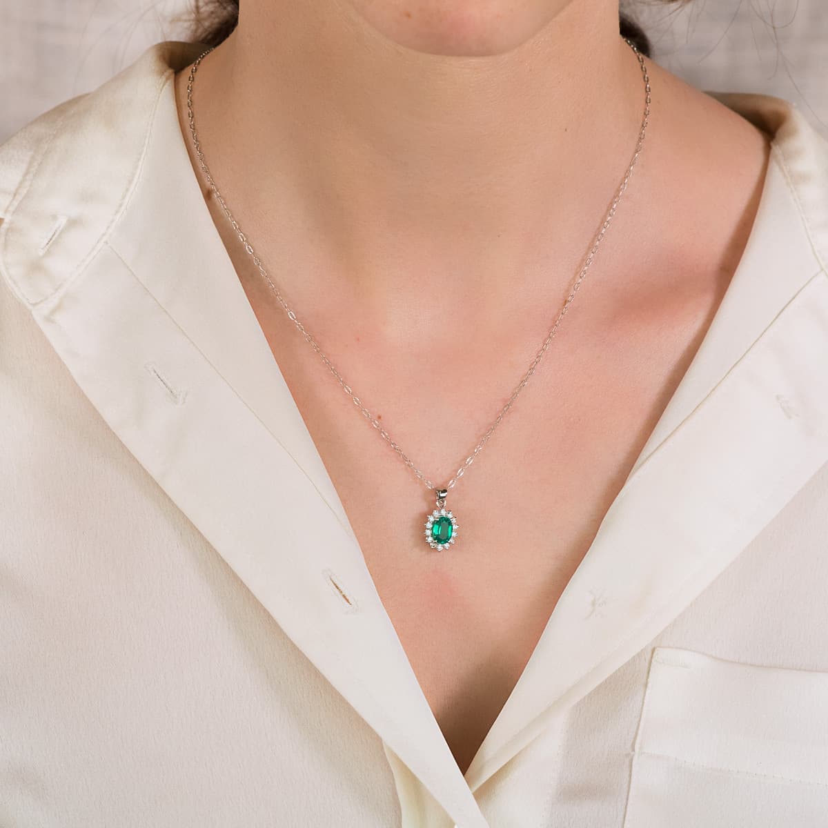 18K COLGANTE ORO BLANCO ESMERALDA 8X6 MM 1,10 QT. 14 DIAMANTES LABORATORIO 0,42 QTS. VS2-G. 12,5X11 MM