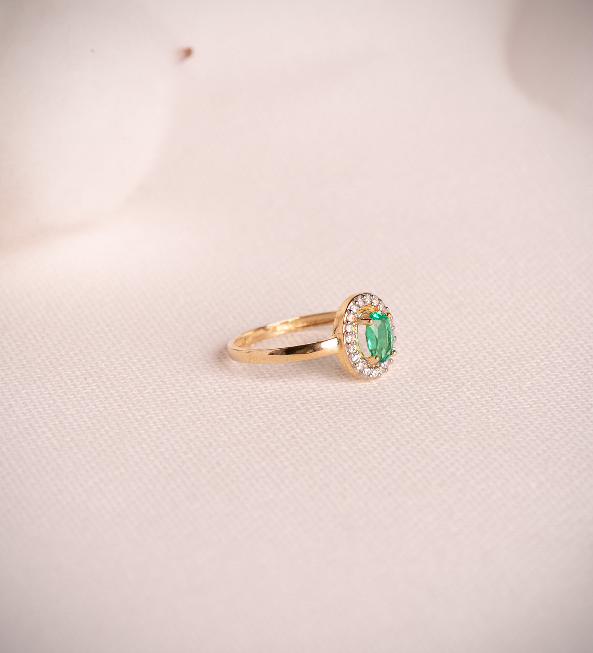 Sortija Forma Oval Esmeralda 6 x 4 mm 0,49 Qts. Ancho Total 8 x 6 mm de oro amarillo 18K