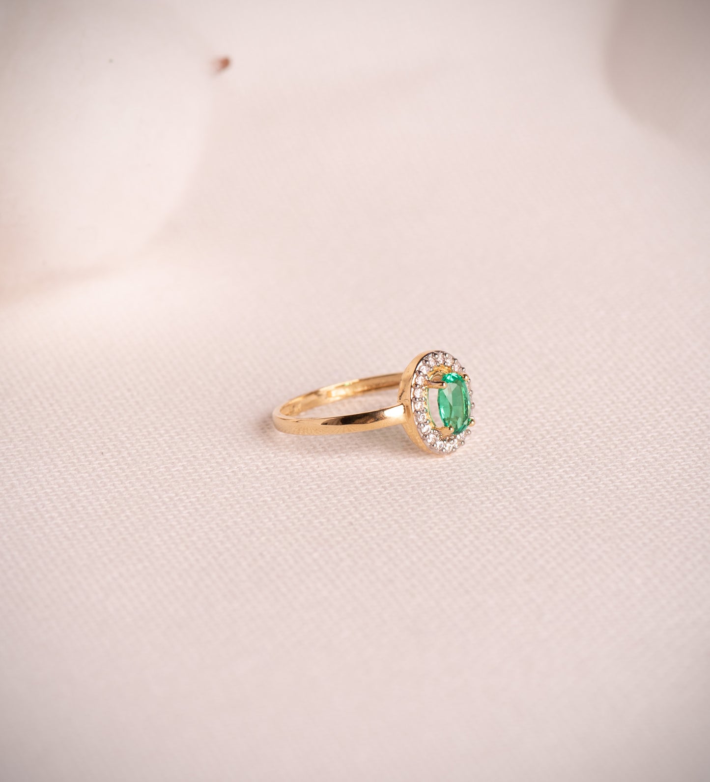 18K SORTIJA ORO AMARILLO FORMA OVAL ESMERALDA 6X4 MM 0.49 QTS. ANCHO TOTAL 8X6 MM