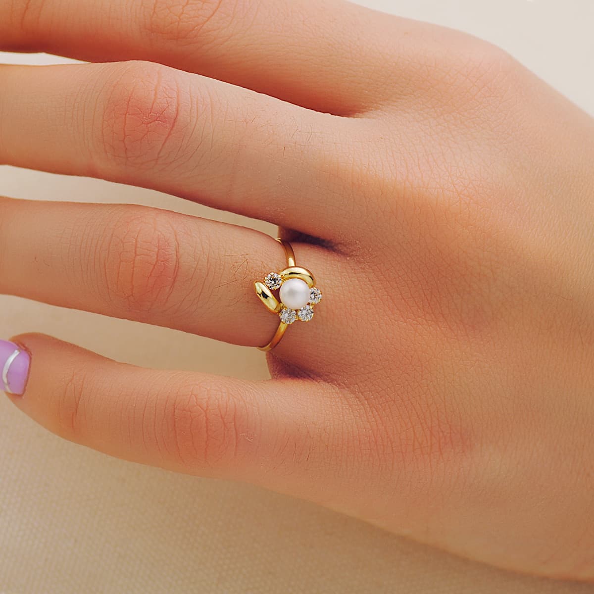 Sortija Comunion Flor 11 x 9 mm Ancho Cuerpo 1,2 mm Perla 5 mm de oro amarillo 18K