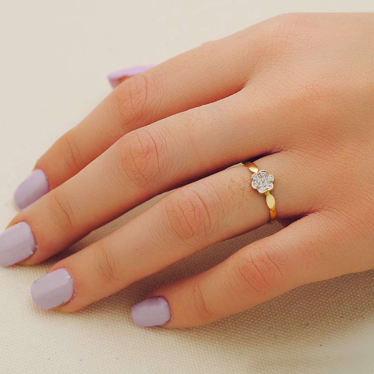 18K SORTIJA ORO BICOLOR FLOR CON CIRCONITA. ANCHO: 6,5 MM