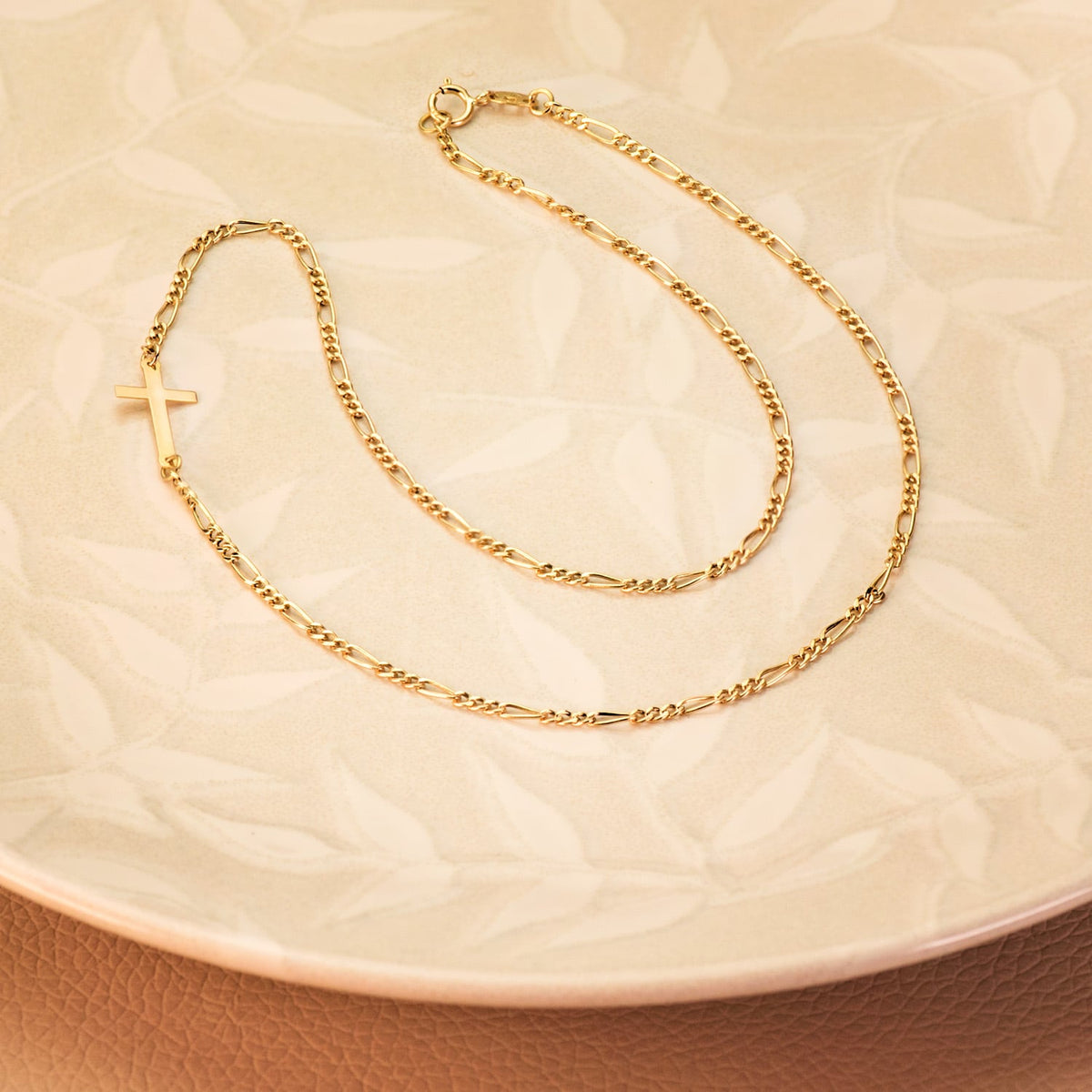 Gargantilla con Cruz y Cadena Cartier Largo: 42 cm de oro amarillo 18K