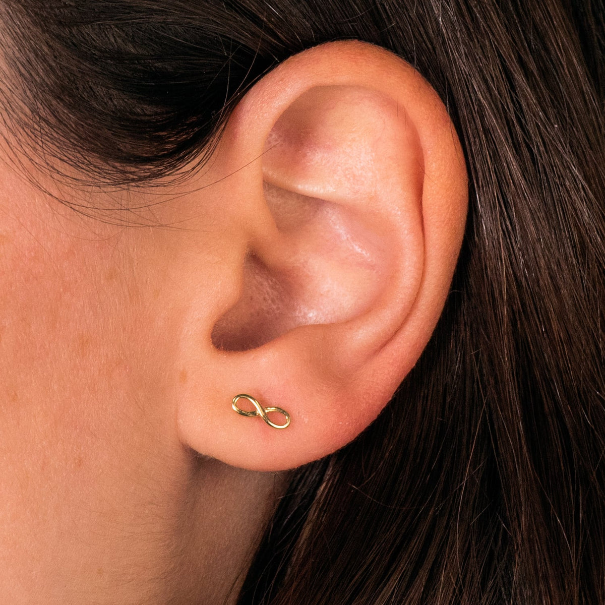 Pendientes Infinito Lisos. 8 x 3 mm Cierre Tuerca de oro amarillo 18K