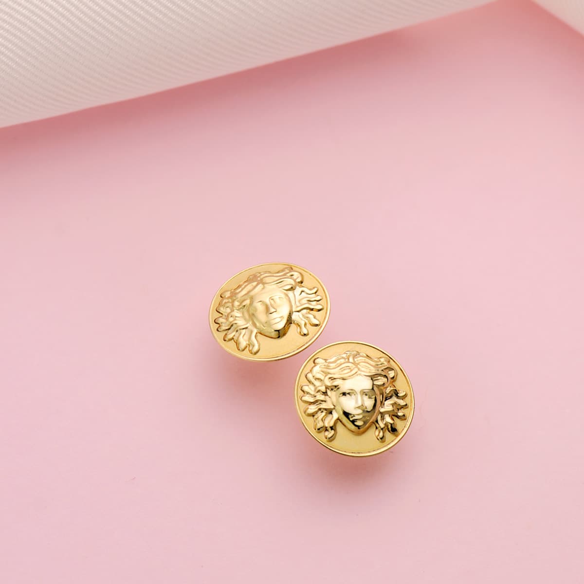 Pendientes Redondos con Medusa 12 mm Brillo y Mate presión de oro amarillo 18K
