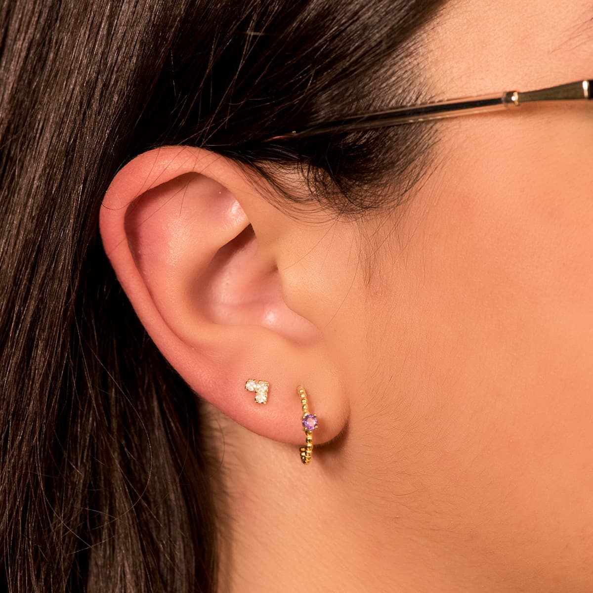 Pendientes Medio Aro Bolitas con Amatista 13 x 3 mm de oro amarillo 18K