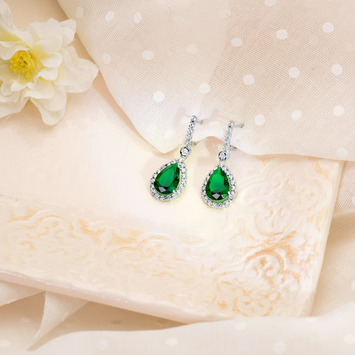 Pendientes Dos Cuerpos con Piedra Verde 12 x 8 mm. 33 x 12 mm de oro blanco 18K