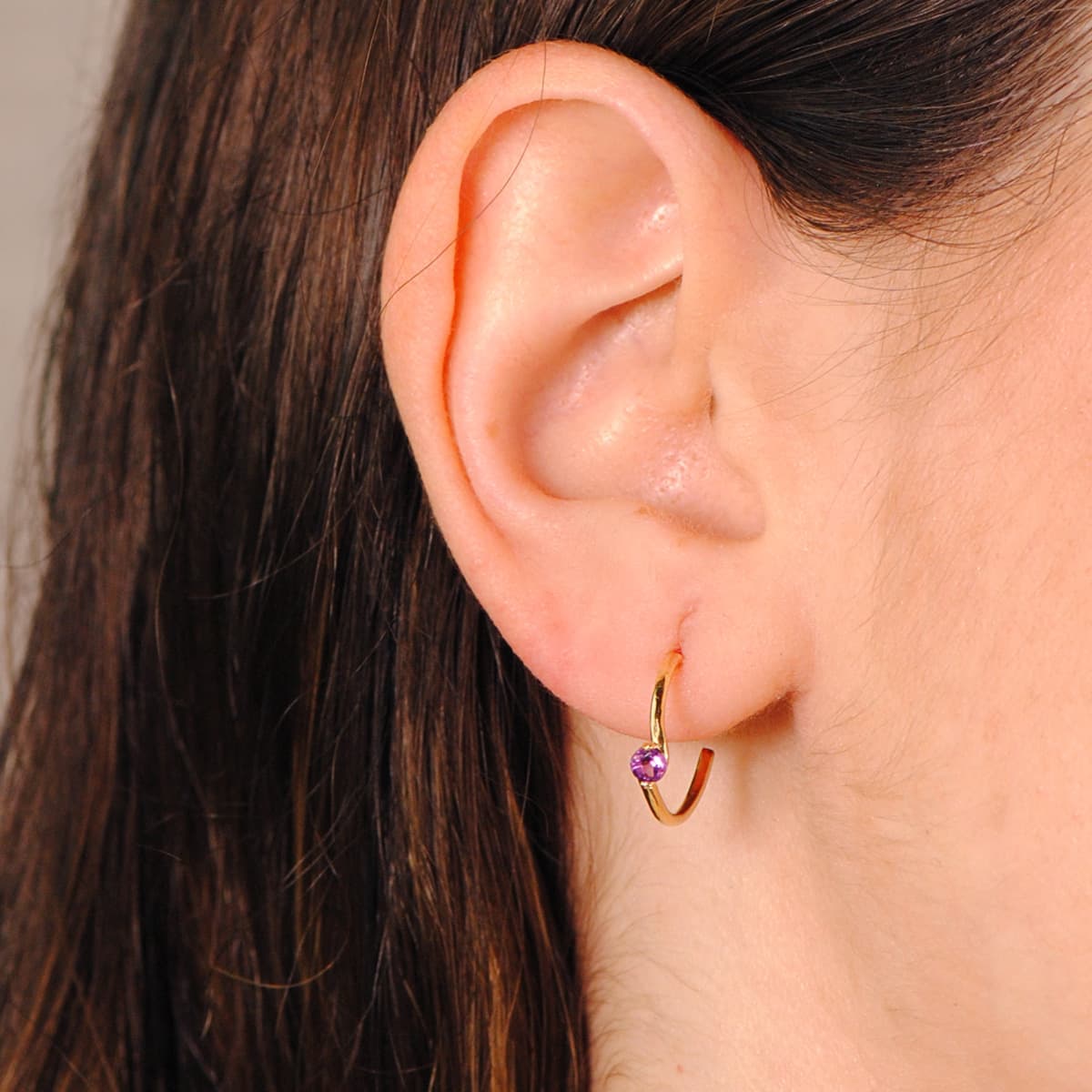 Pendientes Medio Aro Liso con Amatista 15 x 3 mm de oro amarillo 18K