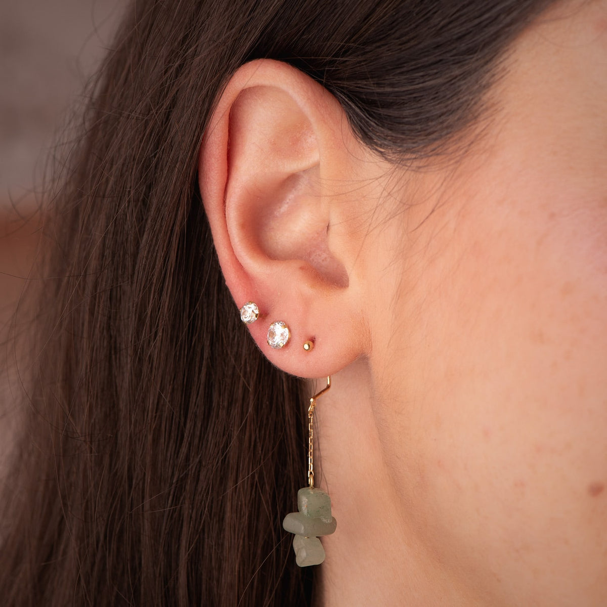 Pendientes Bola 2 mm y Cadena con 3 Piedras Verdes. Alto: 41 mm. de oro amarillo 18K