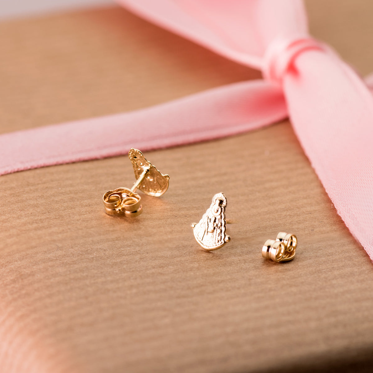Pendientes Virgen del Rocio Brillo presión 7,5 x 6 mm de oro amarillo 18K