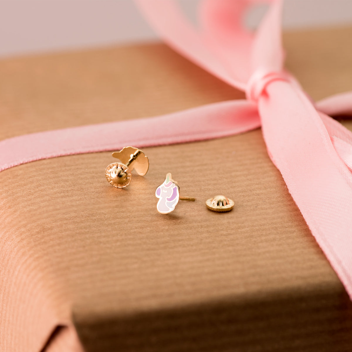 Pendientes Unicornios Esmalte Cierre Tuerca 7,5 x 5 mm de oro amarillo 18K