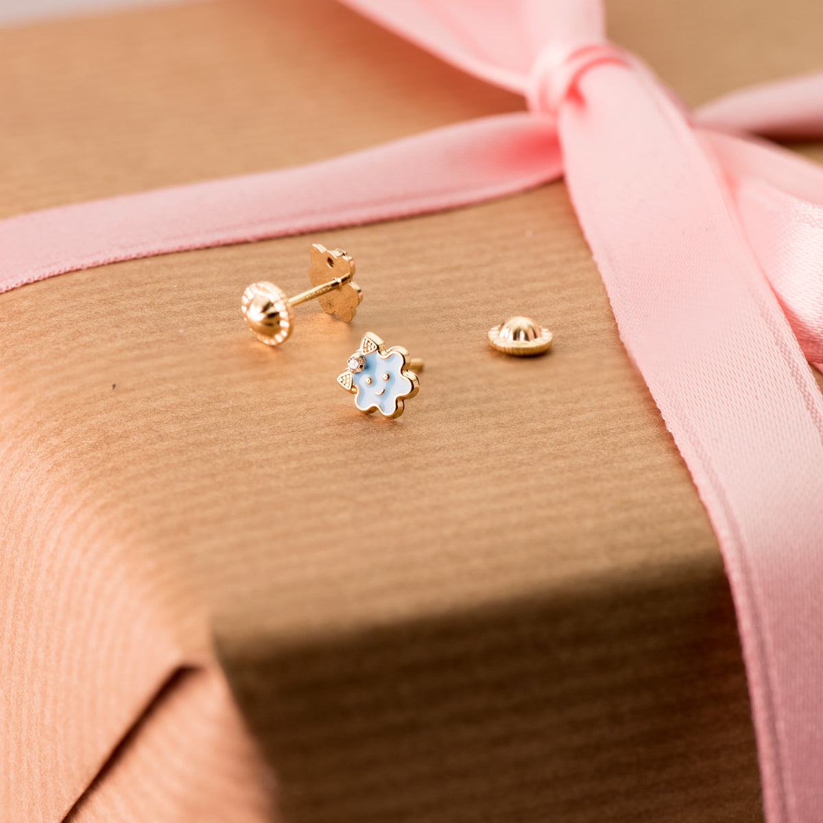 Pendientes Flor Esmalte Azul Cierre Tuerca 6,5 x 6,5 mm de oro amarillo 18K