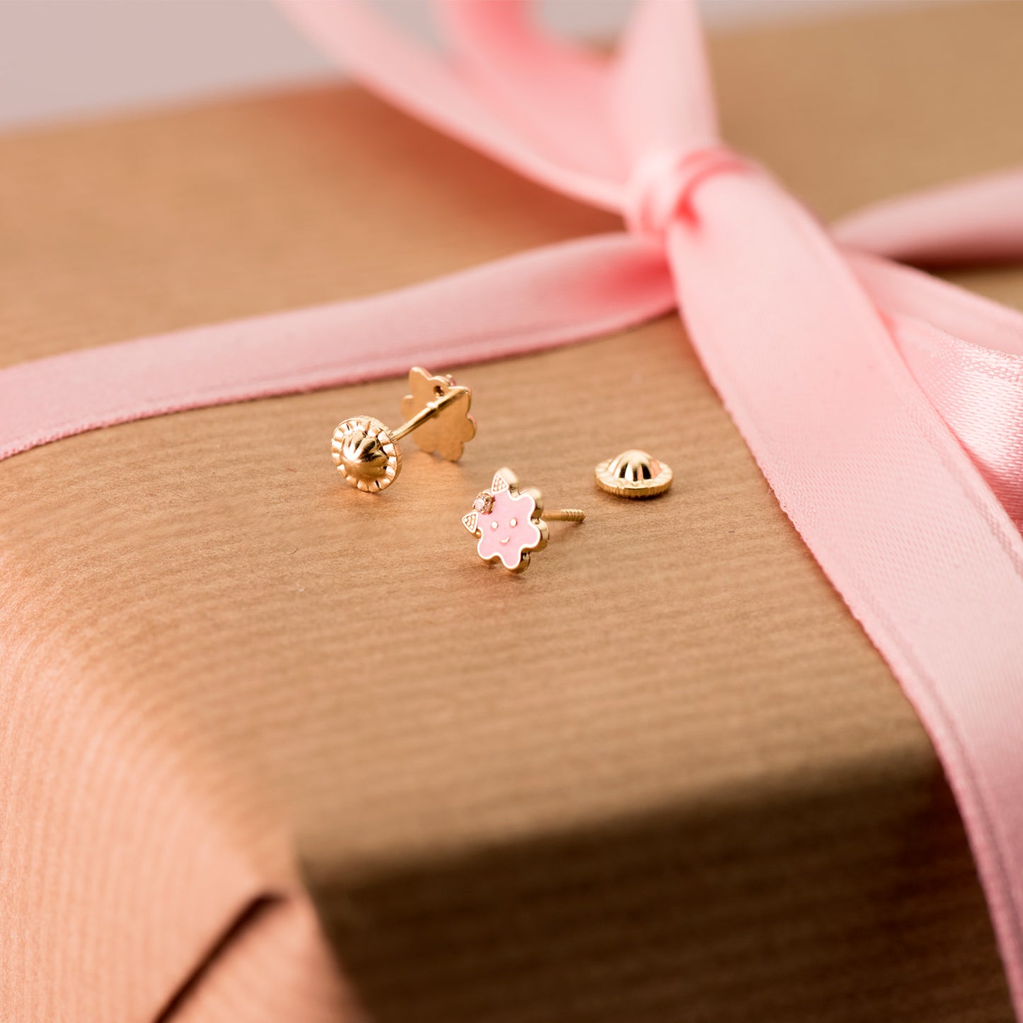 18K PENDIENTES ORO AMARILLO FLOR ESMALTE ROSA CIERRE TUERCA 6,5 X 6,5 MM